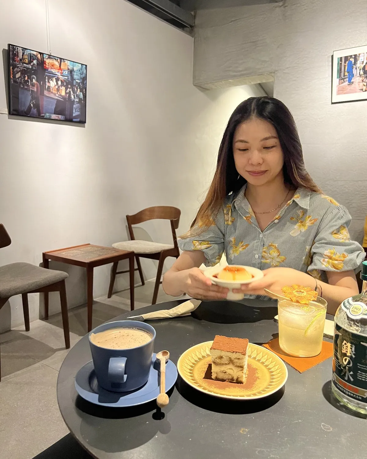 釤釤在咖啡店，桌上有咖啡和甜點